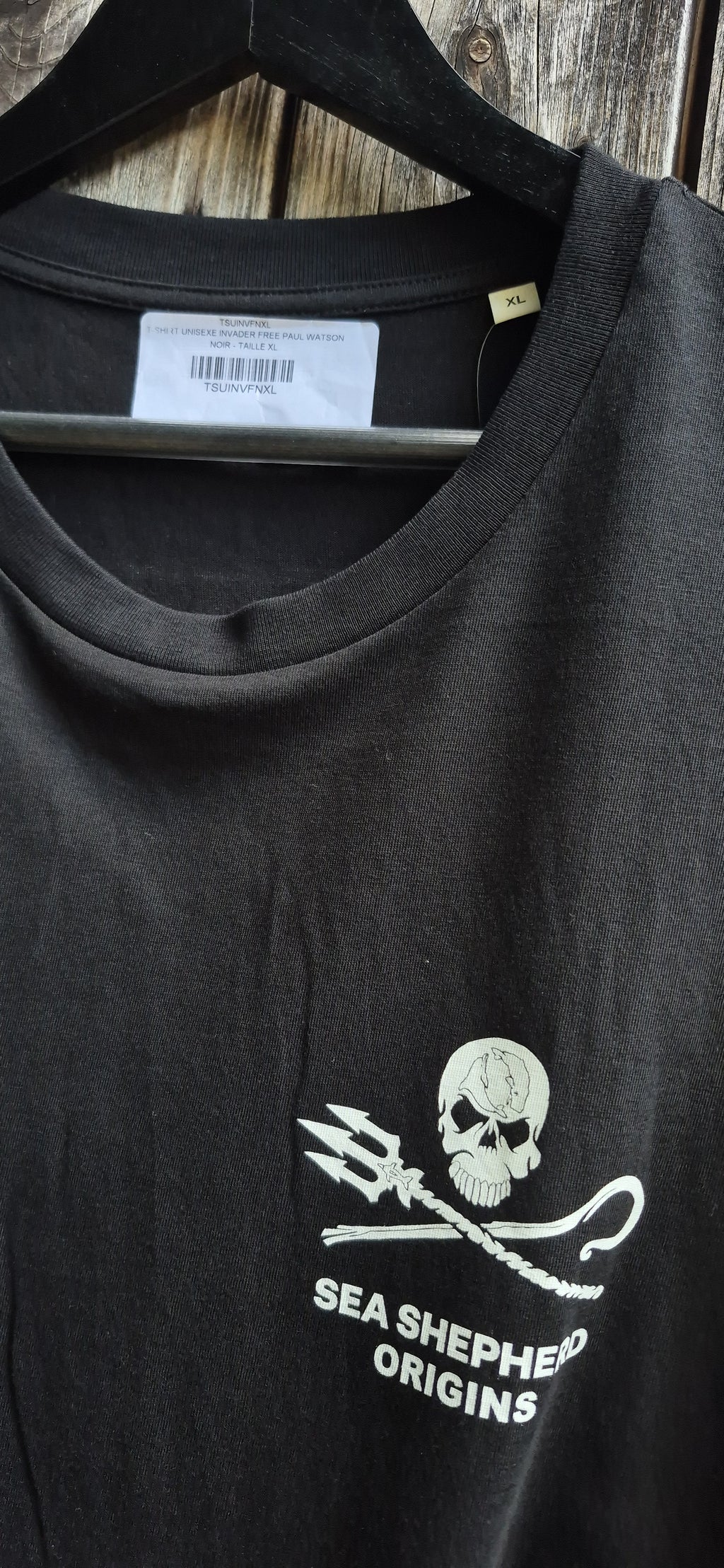 Sea Shepard × Invader "Free Watson" – Ansicht 2