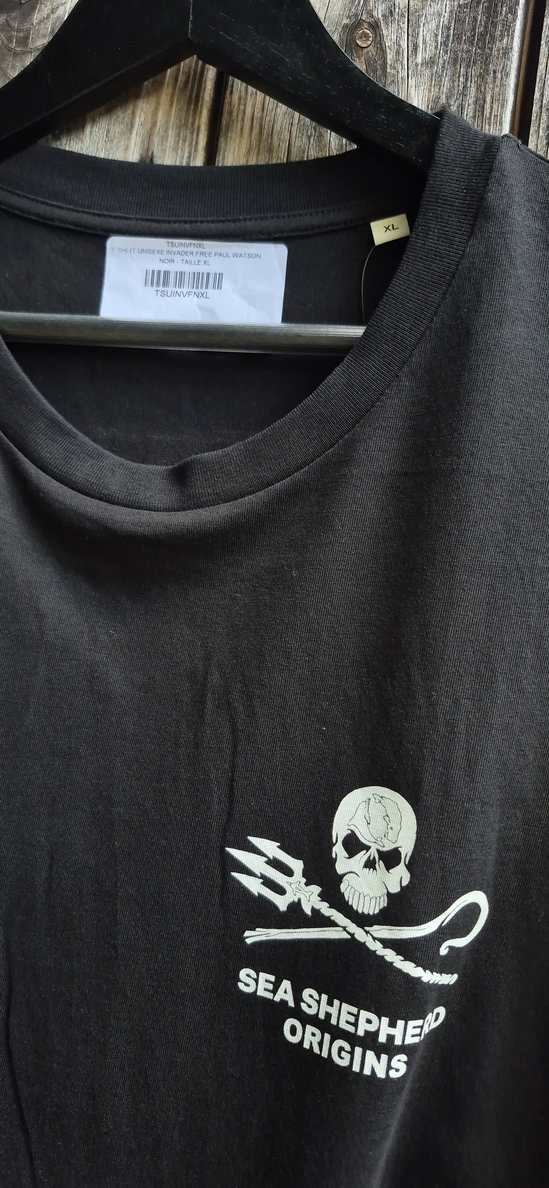 Sea Shepard × Invader "Free Watson" – Ansicht 2
